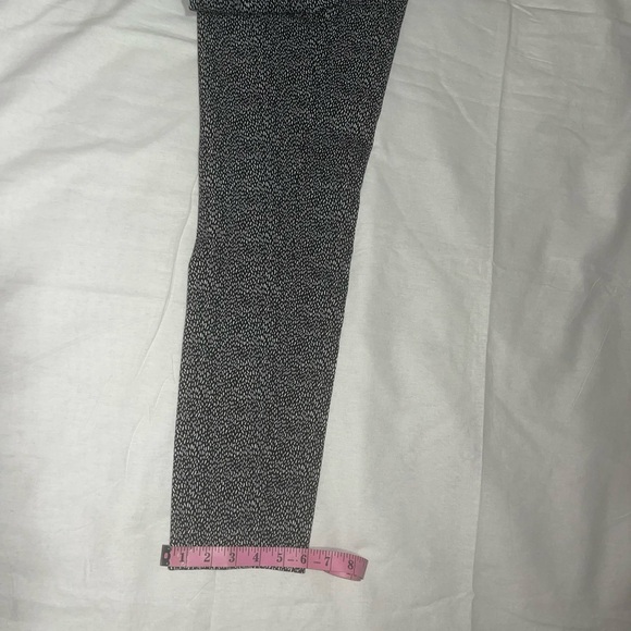 Talbots Black and White Rice Print Chatham Ankle Pants in size 4P - Picture 9 of 9